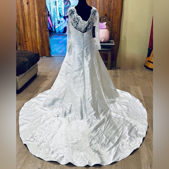 NWT Kei-Leigh Couture Wedding Dress- Discontinued size 12 - Picture 5 of 13